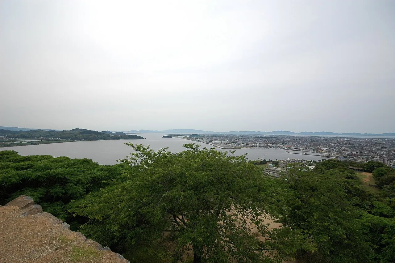 米子城跡から見る米子市街と中海